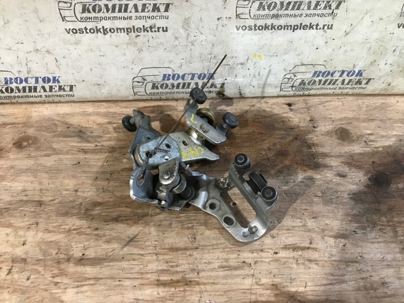 Ролик двери Toyota Noah 2005 AZR60 1AZ-FSE лев