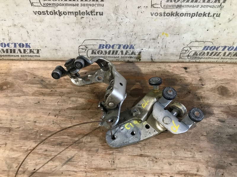 Ролик двери Toyota Noah 2005 AZR60 1AZ-FSE прав