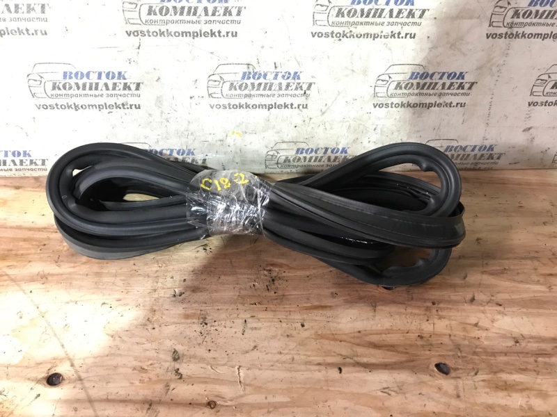 Уплотнительная резинка двери багажника Mazda Demio 2005 DY3W ZJ-VE