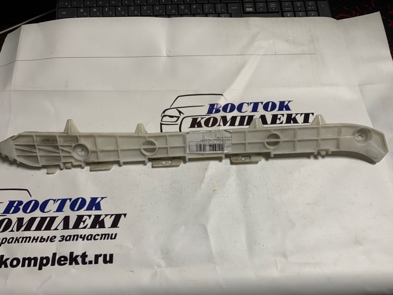 Клипса бампера Toyota Noah 2008 ZRR70 3ZR-FAE зад прав