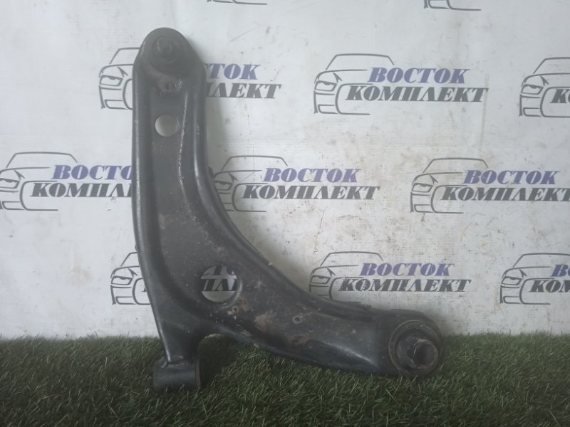 Рычаг подвески Toyota Vitz SCP90 2SZ-FE перед прав