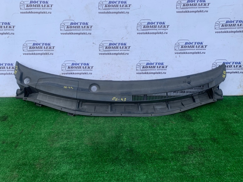 Решетка под лобовое стекло Toyota Auris ZRE152H 2ZR-FE