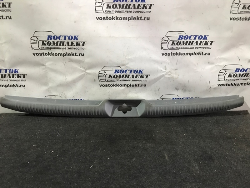 Накладка багажника Toyota Noah 2005 AZR65 1AZ-FSE