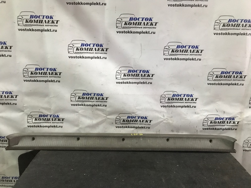 Накладка багажника Toyota Grand Hiace KCH16W 1KZ-TE