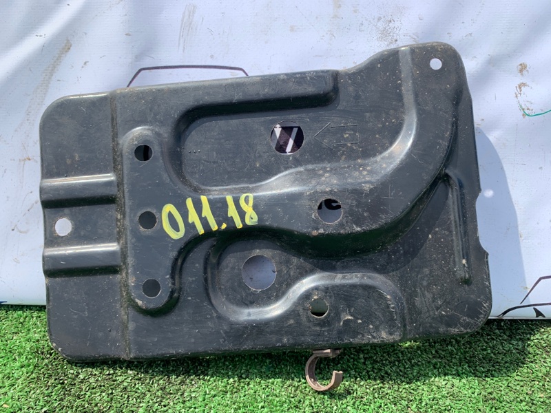 Полка под аккумулятор Toyota Isis ANM10W 1AZ-FSE