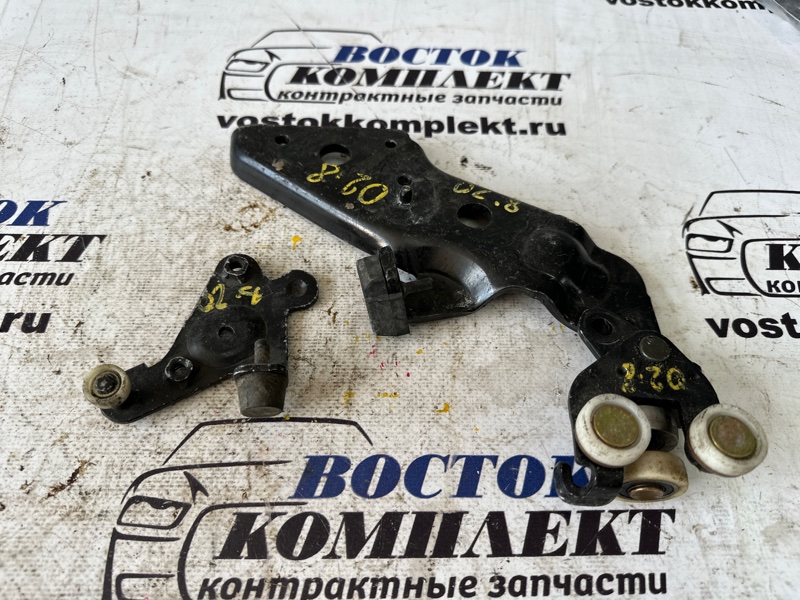 Ролик двери Nissan Serena PC24 SR20DE лев