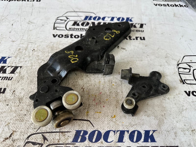 Ролик двери Nissan Serena PC24 SR20DE прав