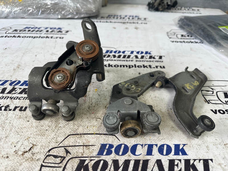 Ролик двери Toyota Noah ZRR70 3ZR-FE прав