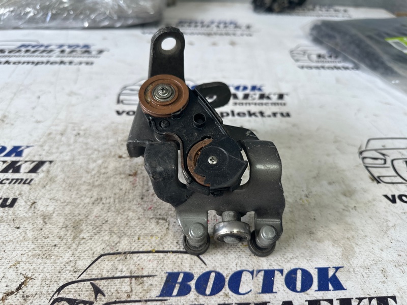 Ролик двери Toyota Noah ZRR70 3ZR-FE лев