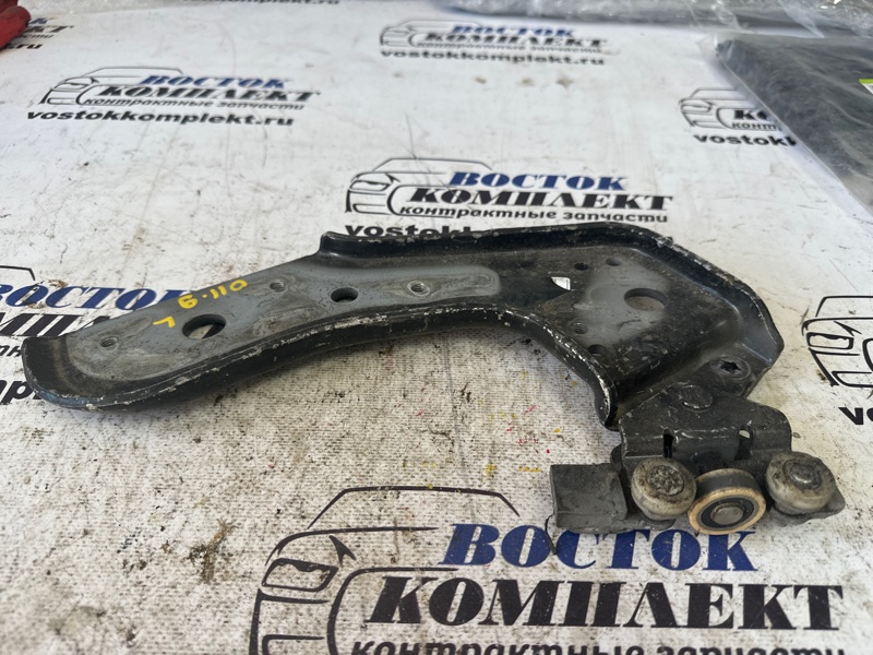 Ролик двери Nissan Serena C25 MR20DE лев