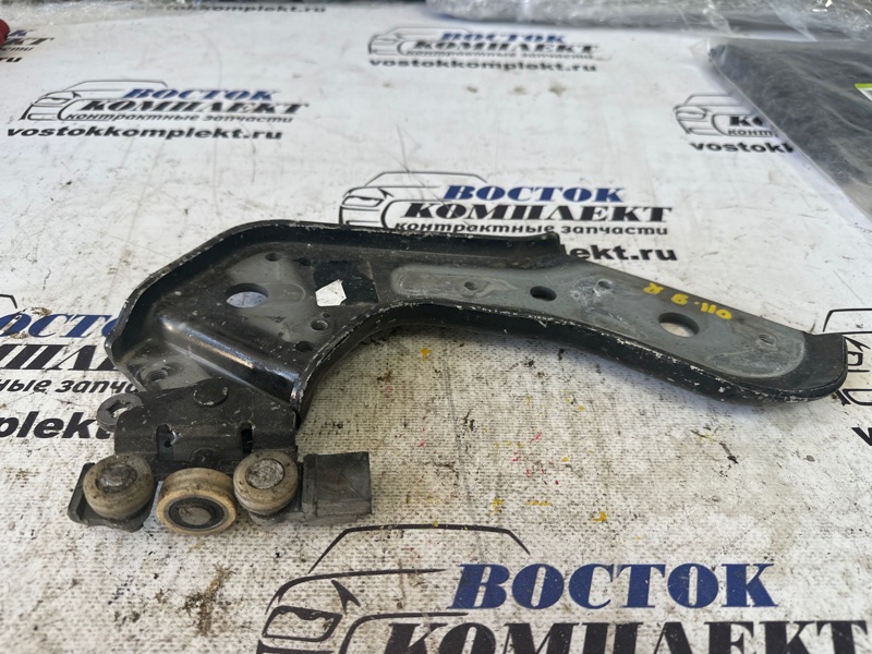 Ролик двери Nissan Serena C25 MR20DE прав