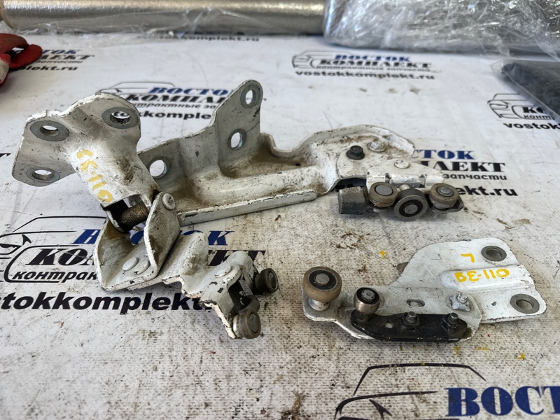 Ролик двери Nissan NV200 VM20 HR16DE лев