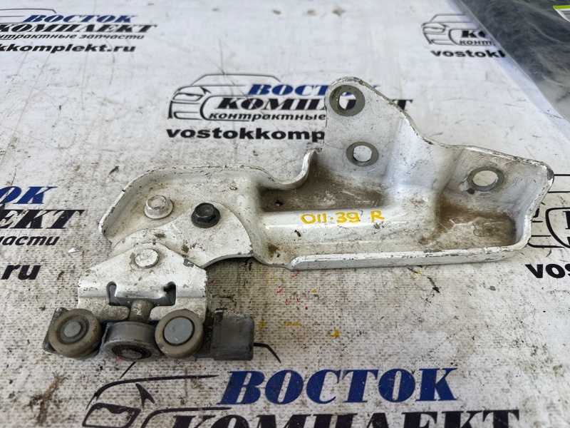 Ролик двери Nissan NV200 VM20 HR16DE прав