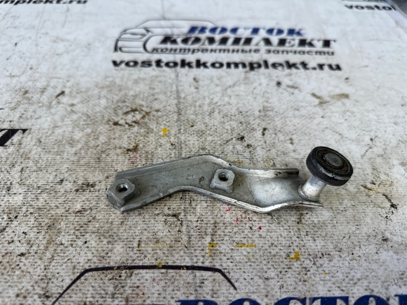 Ролик двери Toyota Estima ACR30W 2AZ-FE прав