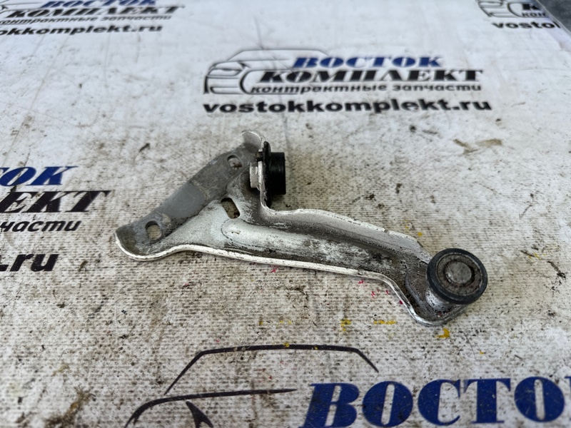 Ролик двери Toyota Alphard 2005 MNH10W 1MZ-FE лев