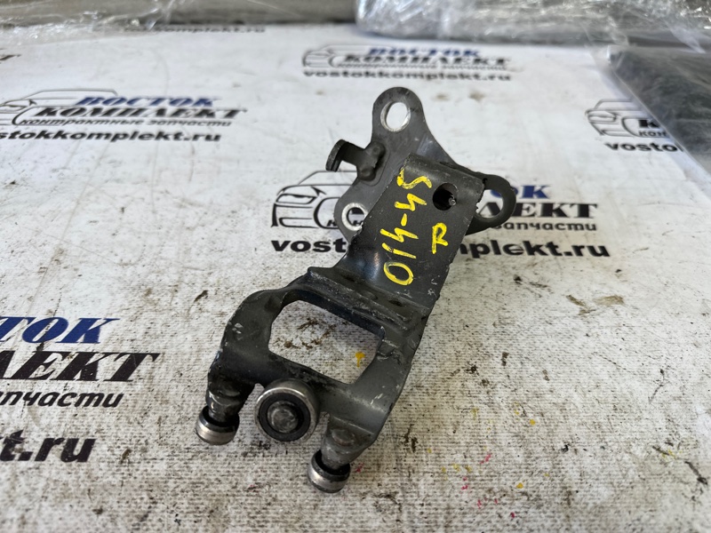 Ролик двери Toyota Alphard ANH10W 2AZ-FE прав