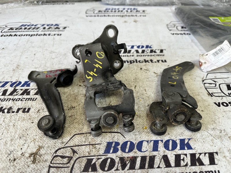 Ролик двери Toyota Alphard ANH10W 2AZ-FE лев