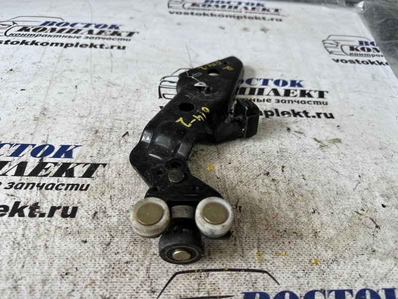 Ролик двери Nissan Serena 2004 TNC24 QR20DE прав