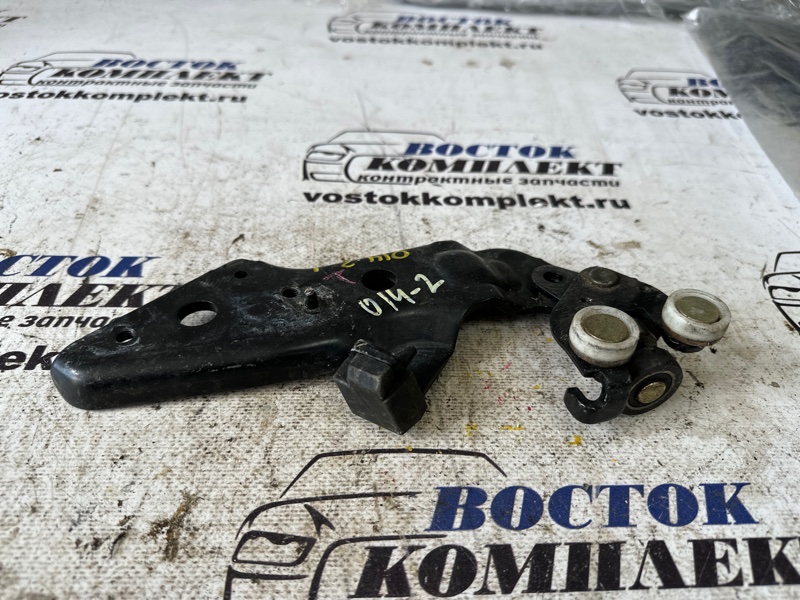 Ролик двери Nissan Serena 2004 TNC24 QR20DE лев