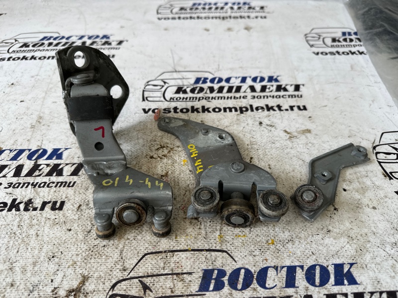 Ролик двери Toyota Estima 2004 MCR30W 1MZ-FE лев