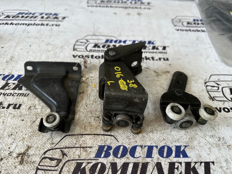 Ролик двери Honda Mobilio Spike GK2 L15A лев