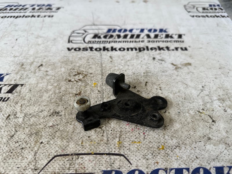 Ролик двери Nissan Serena TC24 QR20DE прав