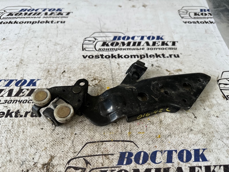 Ролик двери Nissan Serena TC24 QR20DE лев