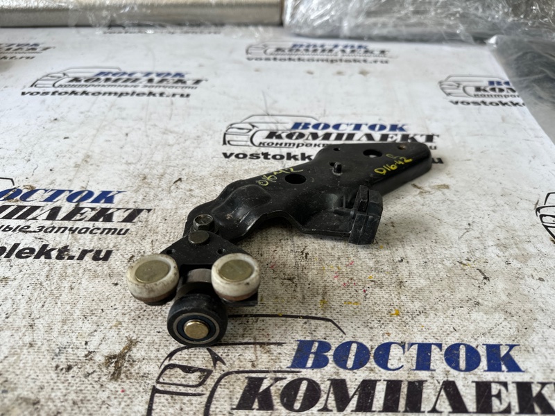 Ролик двери Nissan Serena TC24 QR20DE прав