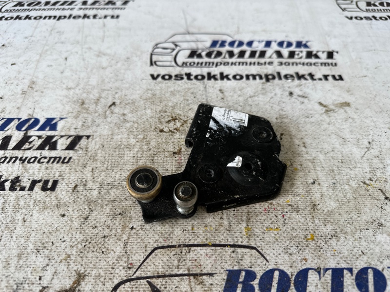 Ролик двери Nissan Serena FC26 MR20DD лев