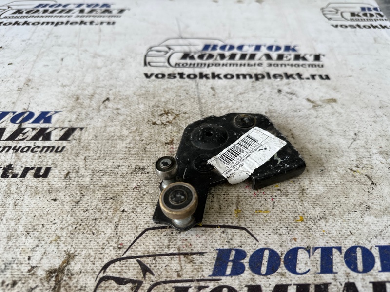 Ролик двери Nissan Serena FC26 MR20DD прав