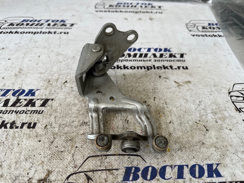 Ролик двери Toyota Isis ANM15W 1AZ-FSE прав