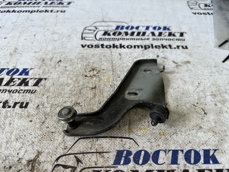 Ролик двери Toyota Voxy 2007 ZRR70G 3ZR-FAE лев