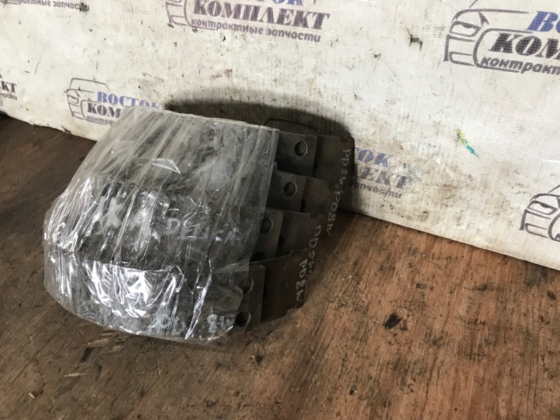 Колодки стояночного тормоза Mitsubishi Delica 2000 PD8W 4M40 зад