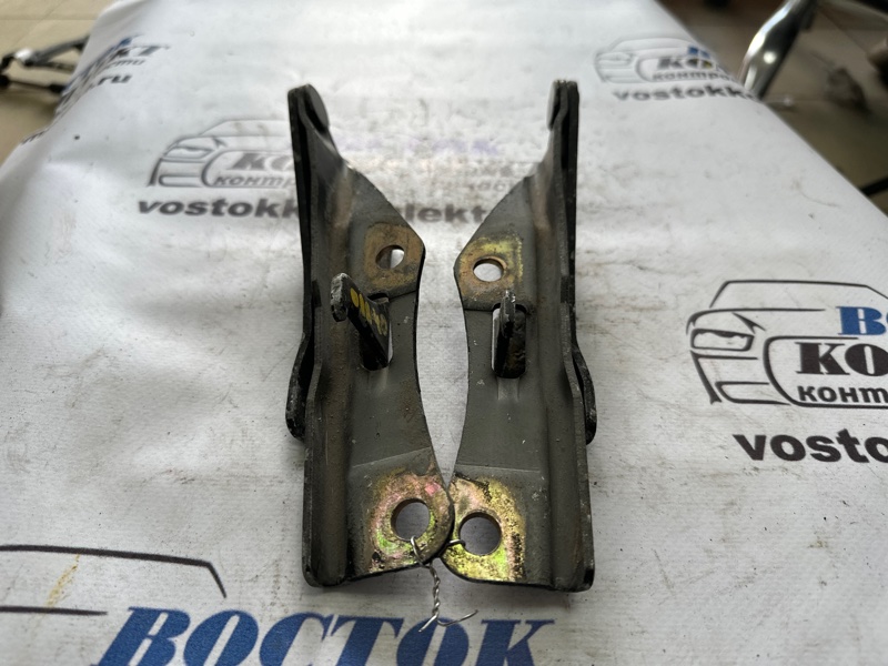 Петля капота Mitsubishi Debonair 1999 S26A 6G74