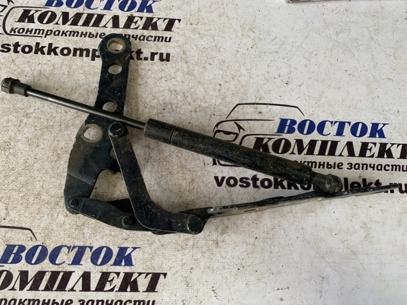 Амортизатор капота BMW 325i E46 M54 прав