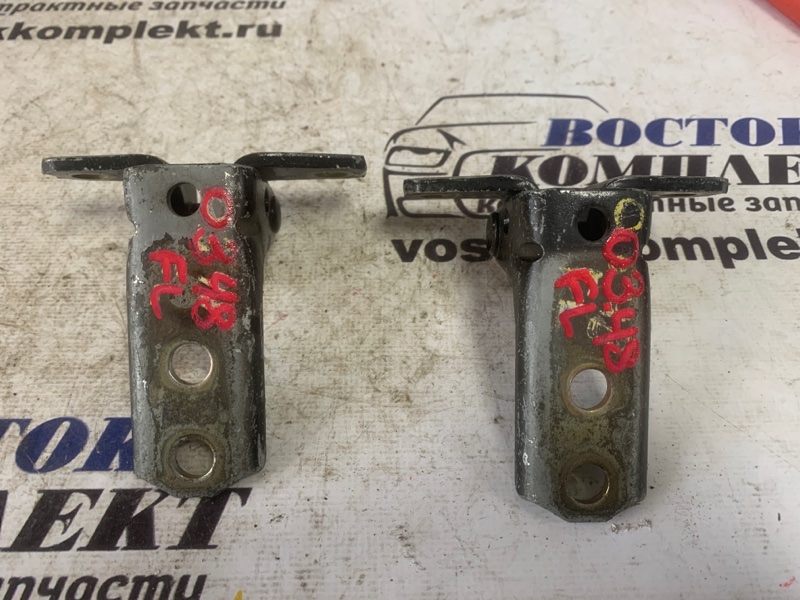 Петля двери Mitsubishi Dion CR6W 4G94 перед лев