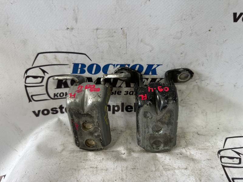 Петля двери Nissan Tiida C11 HR15DE перед лев