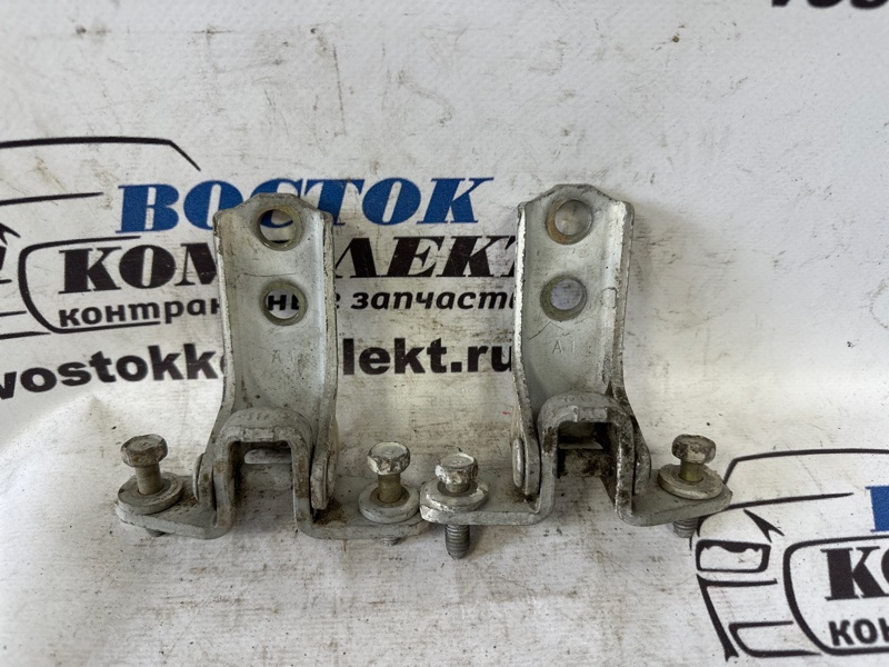 Петля двери Mitsubishi Lancer CS5A 4G93 перед прав