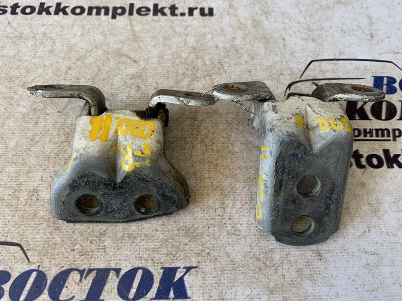 Петля двери Nissan AD VY12 HR15DE перед прав