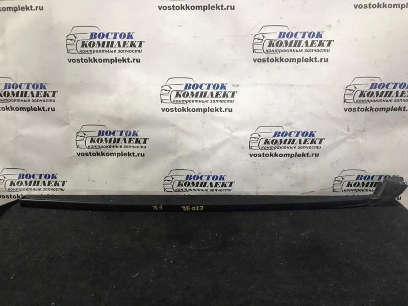 Молдинг лобового стекла Toyota Noah 2005 AZR65 1AZ-FSE прав