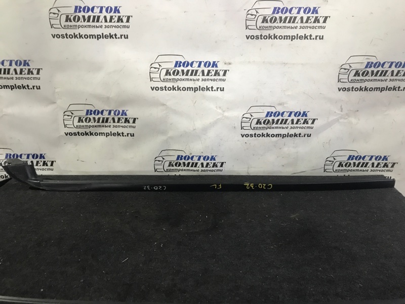 Молдинг лобового стекла Toyota Noah 2005 AZR65 1AZ-FSE лев