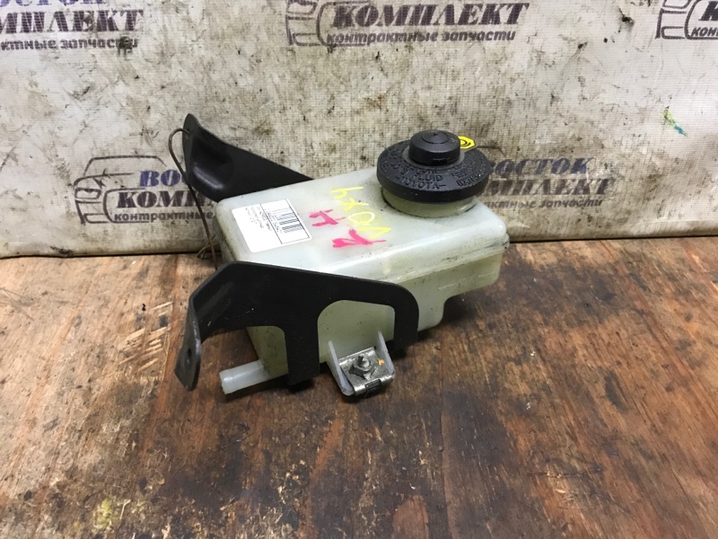 Бачок тормозной Toyota Voxy 2005 AZR60G 1AZ-FSE