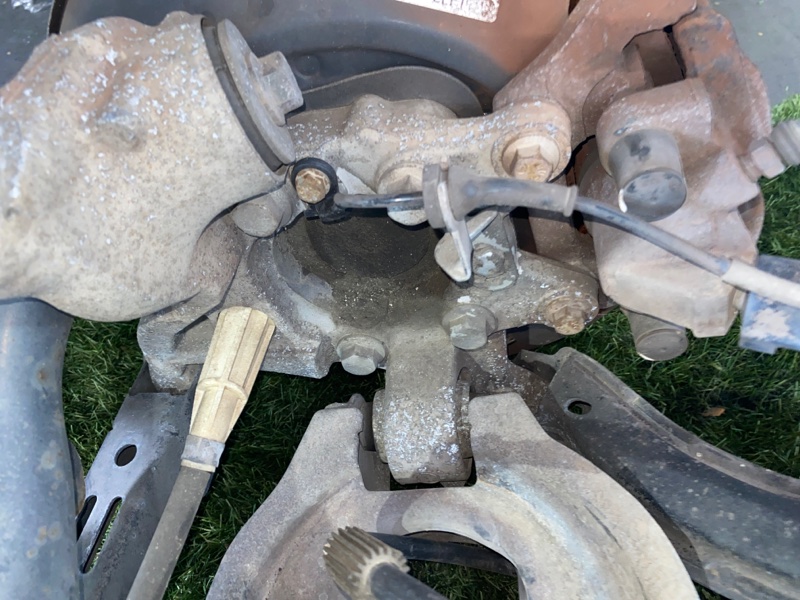 Ступица Volvo V70 2004 SW65 B5244S2 зад лев