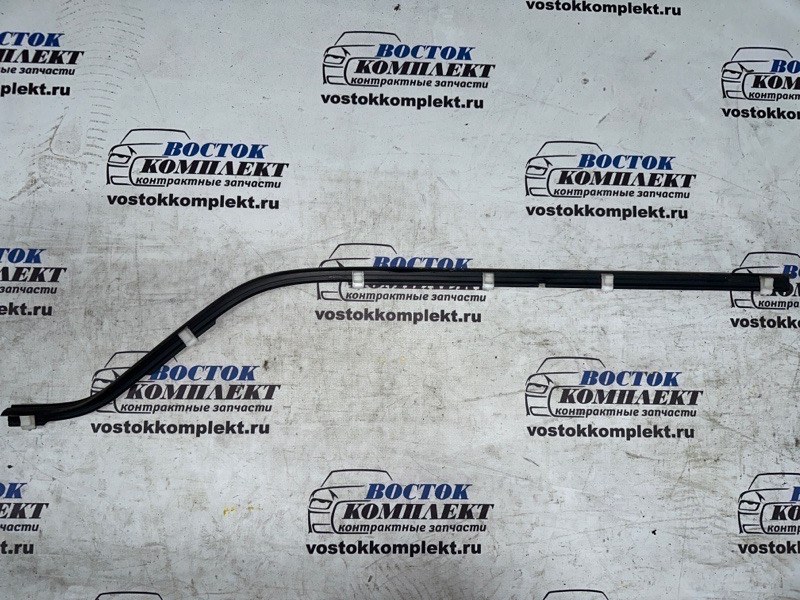 Молдинг на дверь Mazda Bongo SKP2M L8 перед прав