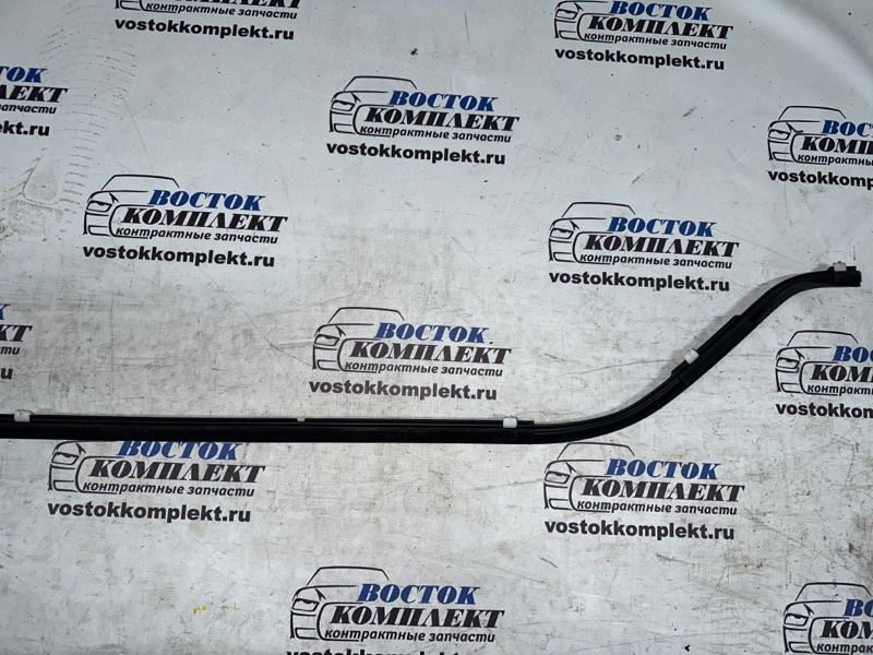 Молдинг на дверь Mazda Bongo SKP2M L8 перед лев