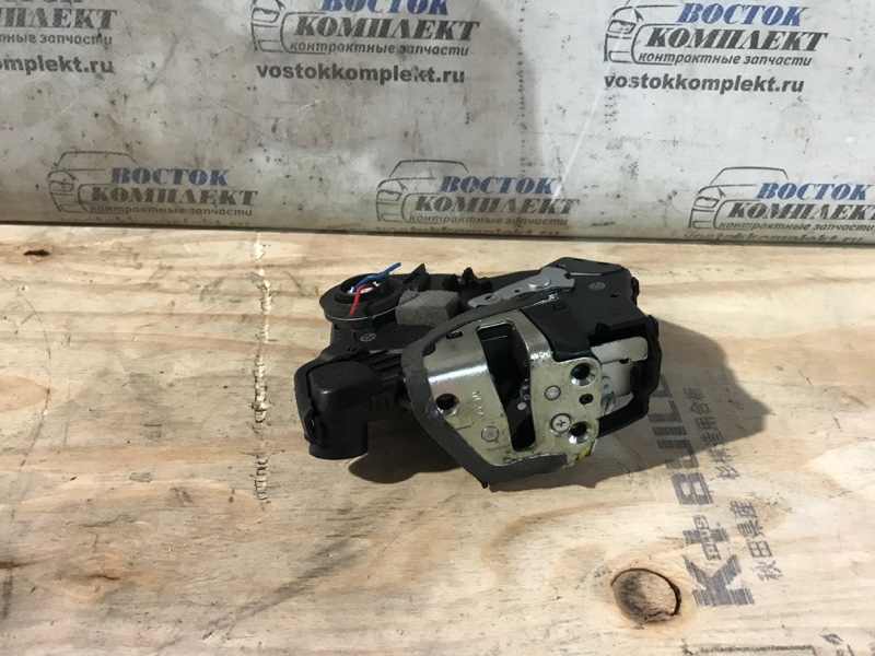 Замок дверной Toyota Voxy 2006 AZR60G 1AZ-FSE перед лев