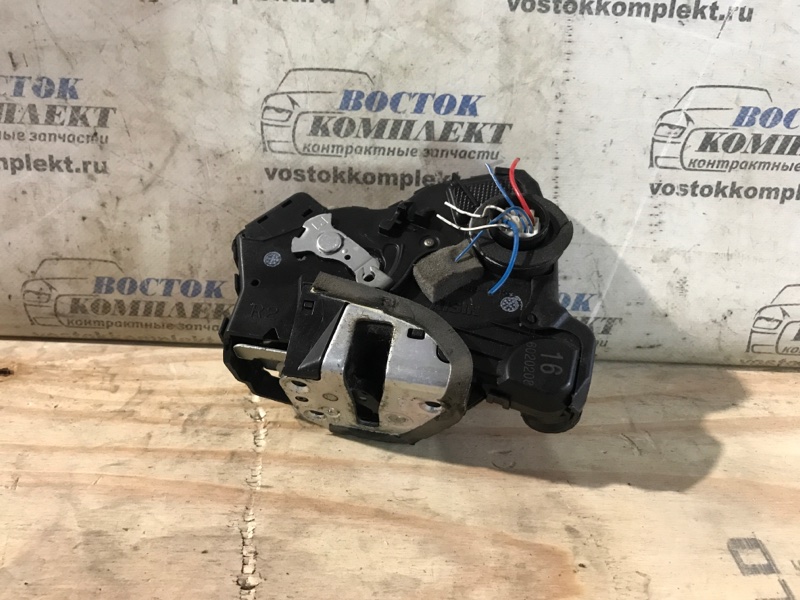 Замок дверной Toyota Voxy 2006 AZR60G 1AZ-FSE перед прав