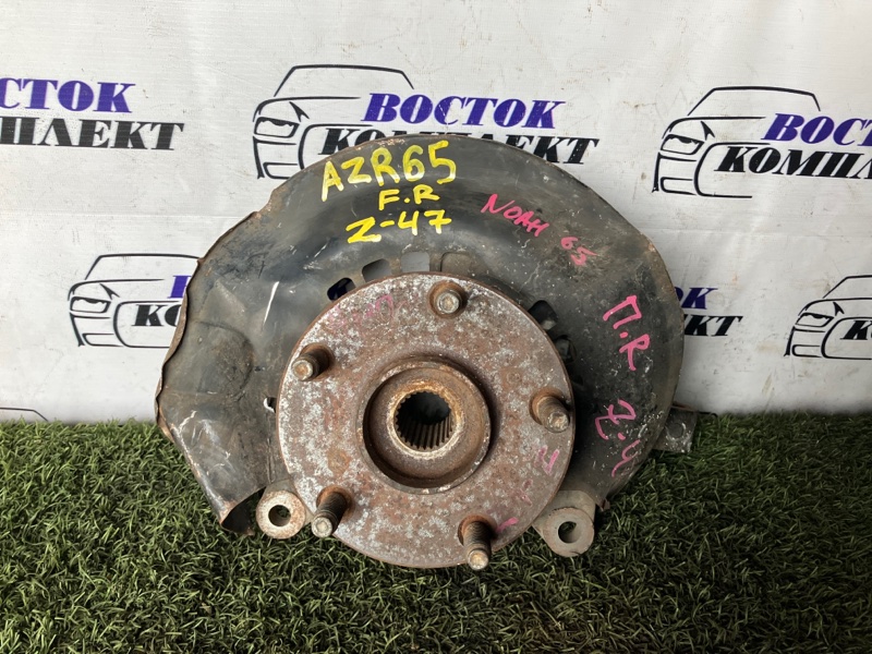 Ступица Toyota Noah AZR65 1AZ-FSE перед прав