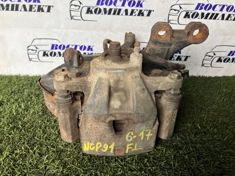 Суппорт Toyota Vitz NCP91 1NZ-FE перед лев