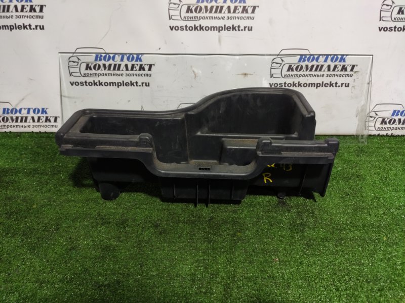 Ящик багажника Toyota Vitz NCP15 2NZ-FE прав